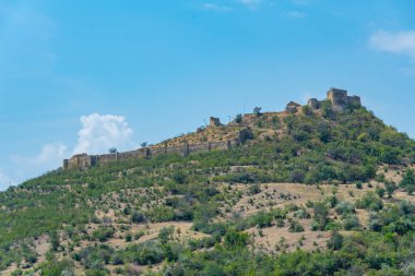 Georgia 'daki Manavi Kalesi' nin yaz manzarası