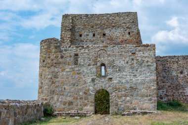 Georgia 'daki Manavi Kalesi' nin yaz manzarası