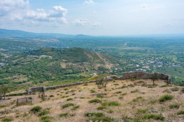 Georgia 'daki Manavi Kalesi' nin yaz manzarası