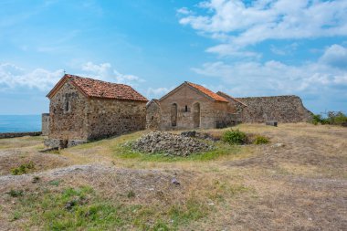 Georgia 'daki Manavi Kalesi' nin yaz manzarası