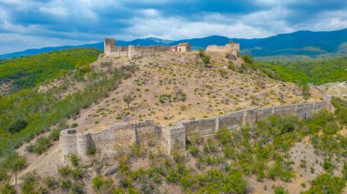 Georgia 'daki Manavi Kalesi' nin yaz manzarası