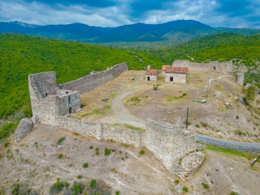 Georgia 'daki Manavi Kalesi' nin yaz manzarası