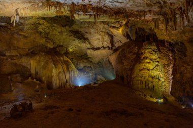 Gürcistan Kutaisi yakınlarındaki Prometheus mağarasının manzarası
