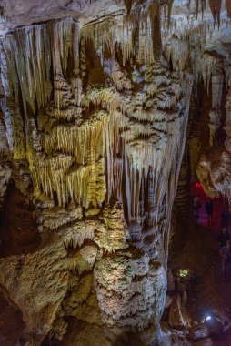 Gürcistan Kutaisi yakınlarındaki Prometheus mağarasının manzarası