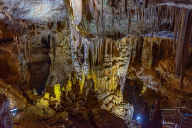 Gürcistan Kutaisi yakınlarındaki Prometheus mağarasının manzarası