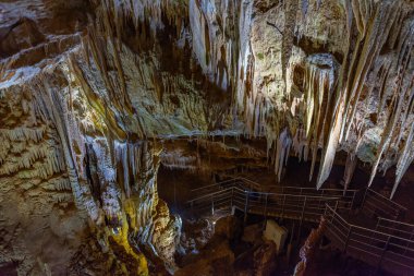 Gürcistan Kutaisi yakınlarındaki Prometheus mağarasının manzarası