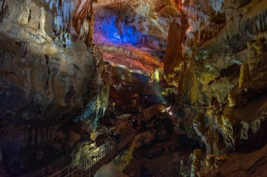 Gürcistan Kutaisi yakınlarındaki Prometheus mağarasının manzarası