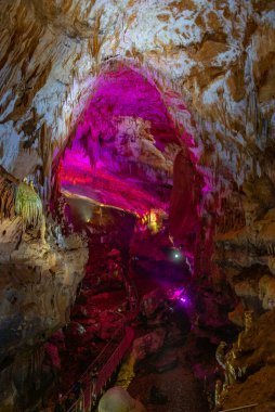 Gürcistan Kutaisi yakınlarındaki Prometheus mağarasının manzarası