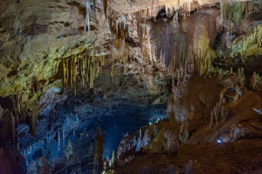 Gürcistan Kutaisi yakınlarındaki Prometheus mağarasının manzarası