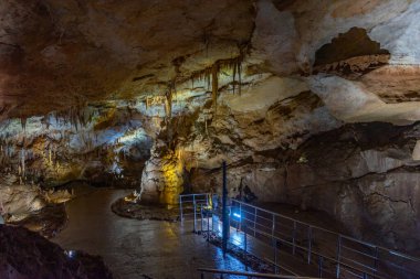 Gürcistan Kutaisi yakınlarındaki Prometheus mağarasının manzarası