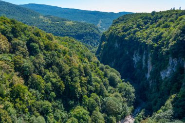 Georgia 'daki Okatse Kanyonu' nda yaz günü.