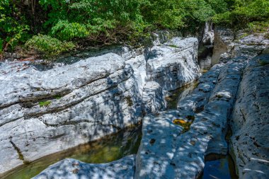 Okatse (Kinchkha) Gürcistan 'da Kutaisi yakınlarında Büyük Şelale