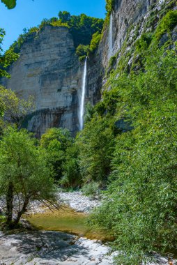 Okatse (Kinchkha) Gürcistan 'da Kutaisi yakınlarında Büyük Şelale
