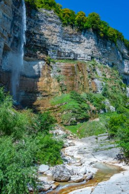 Okatse (Kinchkha) Gürcistan 'da Kutaisi yakınlarında Büyük Şelale