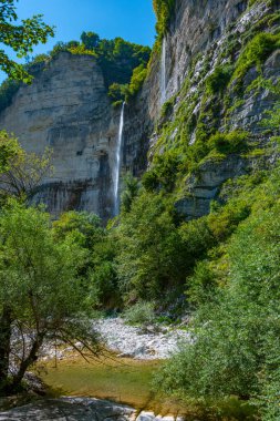Okatse (Kinchkha) Gürcistan 'da Kutaisi yakınlarında Büyük Şelale