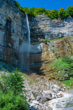 Okatse (Kinchkha) Gürcistan 'da Kutaisi yakınlarında Büyük Şelale
