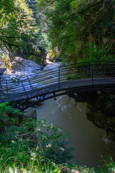 Yaz boyunca Gürcistan 'da Martvili Kanyonu