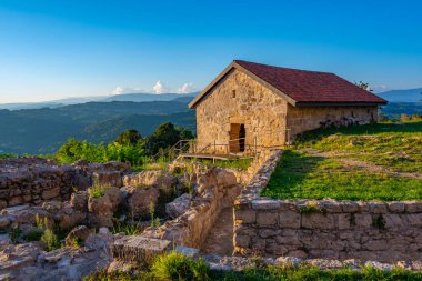 Gürcistan 'daki Gelati manastırında gün batımı