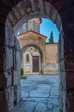 Gürcistan 'daki Motsameta manastırının gün batımı manzarası