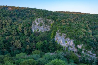 Gürcistan 'daki Tskaltsitela nehir vadisinde gün batımı manzarası