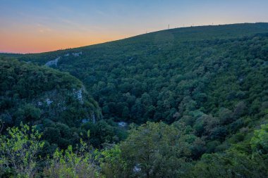Gürcistan 'daki Tskaltsitela nehir vadisinde gün batımı manzarası