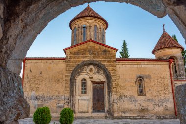 Gürcistan 'daki Motsameta manastırının gün batımı manzarası