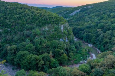 Gürcistan 'daki Tskaltsitela nehir vadisinde gün batımı manzarası