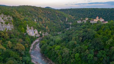 Gürcistan 'daki Motsameta manastırının gün batımı manzarası
