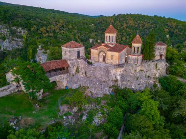 Gürcistan 'daki Motsameta manastırının gün batımı manzarası