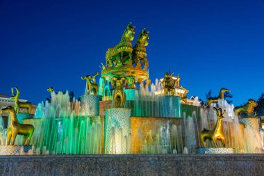 Kutaisi, Georgia 'daki Colchis Fountain' in gece görüşü