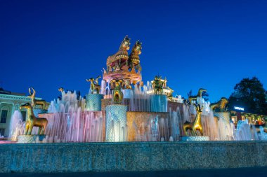Kutaisi, Georgia 'daki Colchis Fountain' in gece görüşü