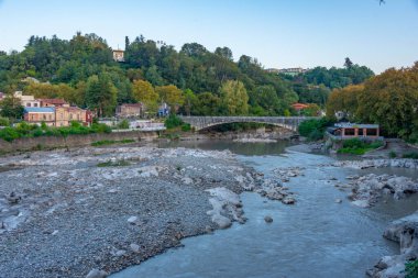 Rioni Nehri Kutaisi, Georgia 'nın merkezinden geçiyor.