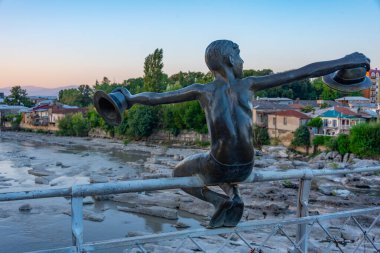 Kutaisi, Georgia 'da köprüde neşeli bir çocuğun heykeli.