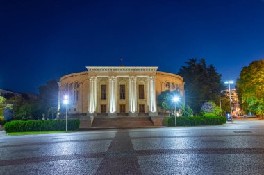 Kutaisi, Georgia 'daki Meskhishvili Tiyatrosu' nun gece manzarası