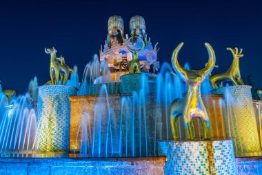Kutaisi, Georgia 'daki Colchis Fountain' in gece görüşü