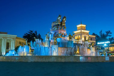 Kutaisi, Georgia 'daki Colchis Fountain' in gece görüşü