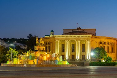 Kutaisi, Georgia 'daki Colchis Fountain' in gece görüşü