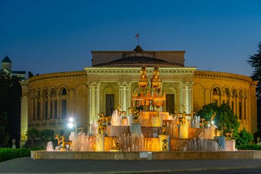 Kutaisi, Georgia 'daki Colchis Fountain' in gece görüşü