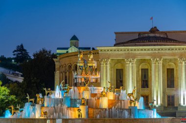 Kutaisi, Georgia 'daki Colchis Fountain' in gece görüşü