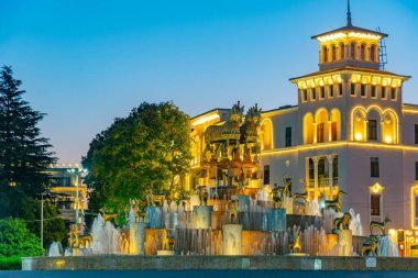 Kutaisi, Georgia 'daki Colchis Fountain' in gece görüşü