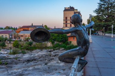 Kutaisi, Georgia 'da köprüde neşeli bir çocuğun heykeli.