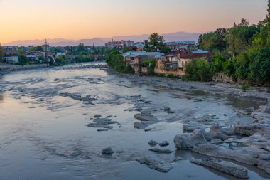 Rioni Nehri Kutaisi, Georgia 'nın merkezinden geçiyor.