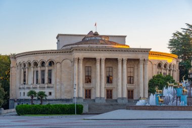 Kutaisi, Georgia 'daki Meskhishvili Tiyatrosu' nun gece manzarası