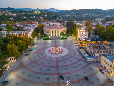 Gürcistan 'ın Kutaisi kentindeki merkez meydanın gündoğumu manzarası