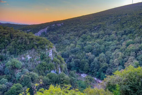 Gürcistan 'daki Tskaltsitela nehir vadisinde gün batımı manzarası