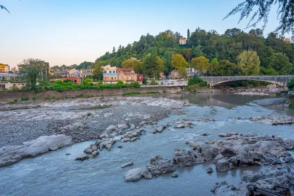 Rioni Nehri Kutaisi, Georgia 'nın merkezinden geçiyor.