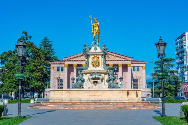 Gürcistan 'da güneşli bir günde Batumi tiyatrosunun önündeki Neptune çeşmesi izlendi