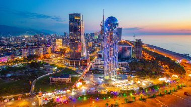 Georgia 'daki Batumi şehir merkezinin gün batımı manzarası