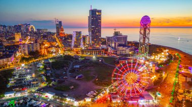 Georgia 'daki Batumi şehir merkezinin gün batımı manzarası