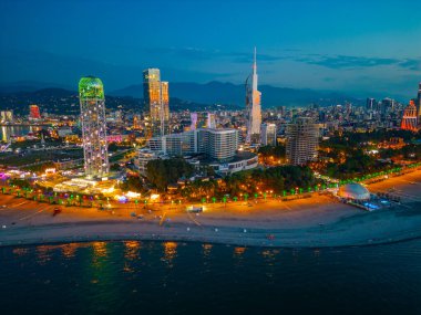 Georgia 'daki Batumi şehir merkezinin gün batımı manzarası